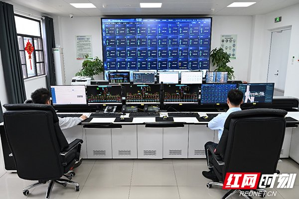 中控室里的智慧化操作场景 （摄影 李芳森）