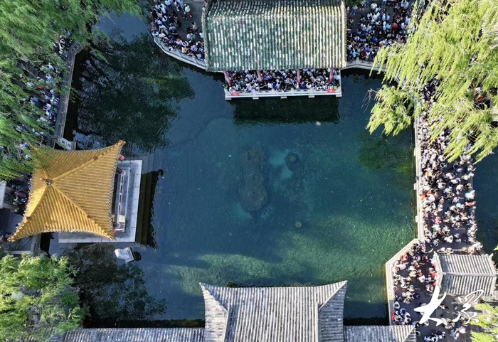 济南市天下第一泉景区人气爆满。（摄影：卢鹏）