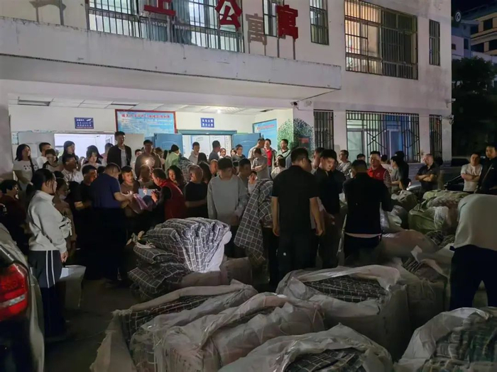 现场发放床上用品（图片来源：武都区委宣传部）