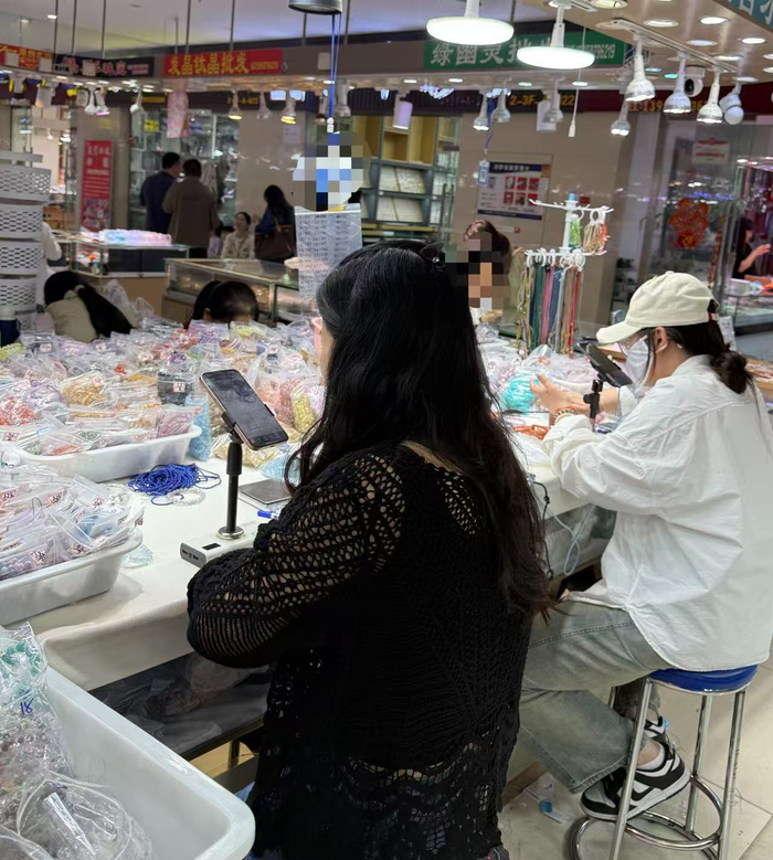 在柜台前直播的水晶主播，时代财经/摄