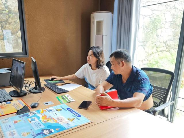 袁孝鑫正在处理村委会的工作。（受访者供图）