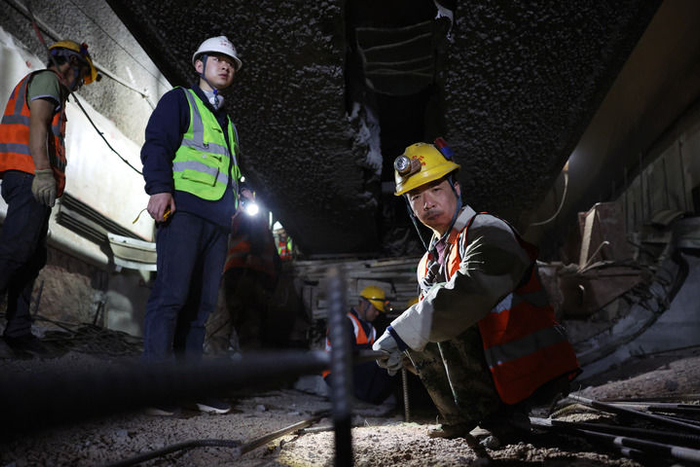   3月9日，中铁二十局的建设者在已经贯通的兰合铁路黄家岭隧道（右线）内施工。新华社记者 陈斌 摄