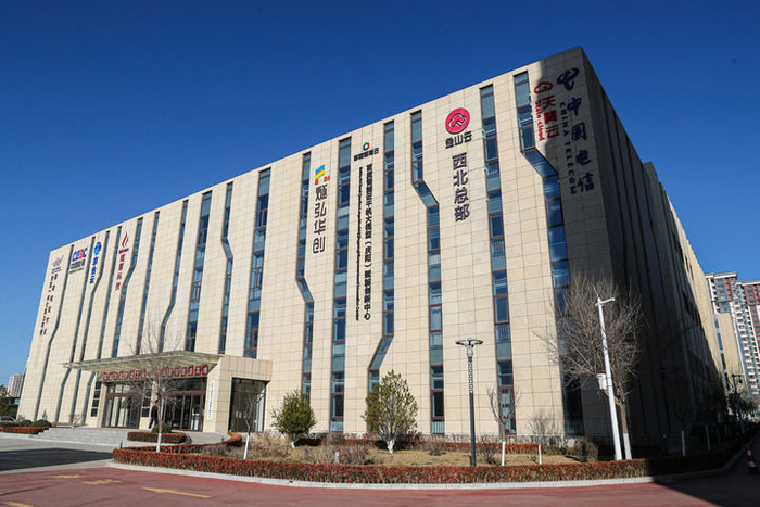   2025年1月6日拍摄的全国一体化算力网络国家枢纽（甘肃）节点庆阳数据中心集群资源调度区一角。新华社记者 郎兵兵 摄