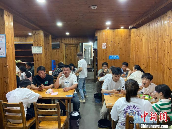 5月2日晚，陈思远的甜品店座无虚席。林波 摄