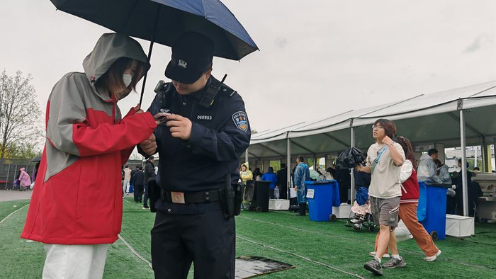 民警在草莓音乐节执勤服务。  图源：延庆公安