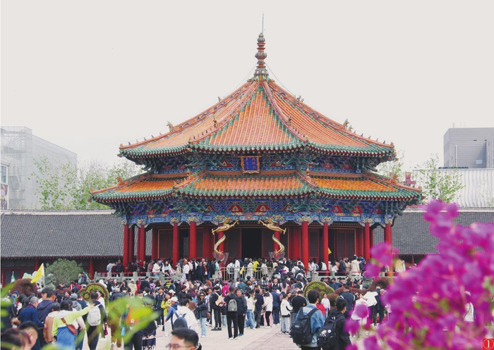 图①：正值鲜花盛开时节，沈阳故宫迎来八方游客在此赏花观景。本报特约记者  邹新江 摄