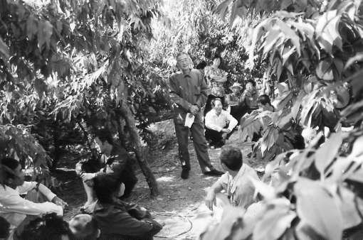 上世纪90年代，农技人员在桃园给果农授课。 平谷区档案馆供图