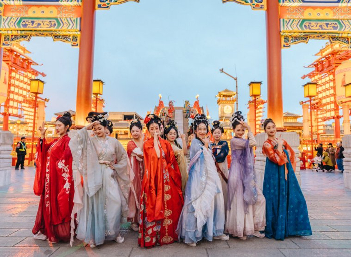 图为4月30日傍晚在河头老街进行的舞蹈快闪表演。图片由河头老街景区提供