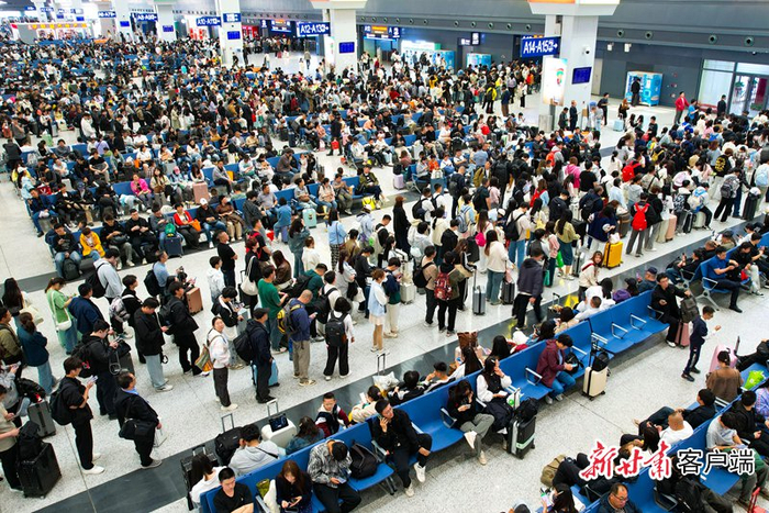 5月1日，兰州西站迎来客流高峰。（组图：新甘肃·甘肃日报通讯员 王光辉 摄）