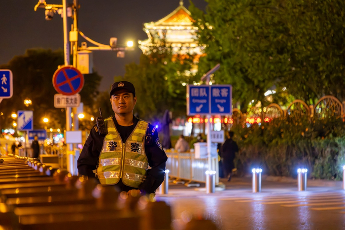 执勤中的民警。  图源：东城公安