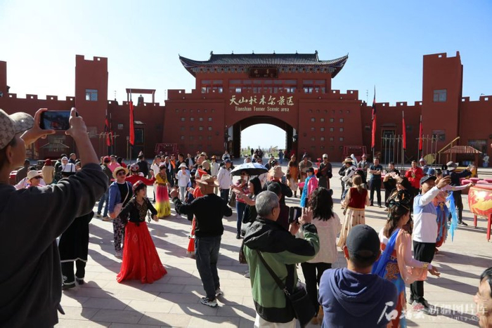 天山托木尔景区游人如织。刘义摄