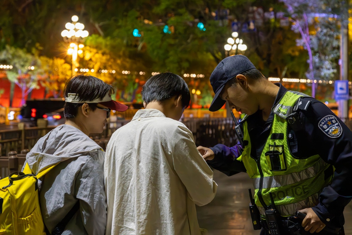 民警在为游客指路。  图源：东城公安
