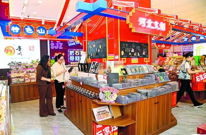 图为河北省老字号“金凤扒鸡”创新消费场景，开展多元化经营，满足外地游客消费需求。