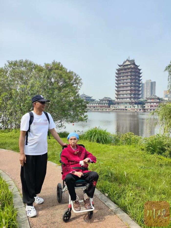 柴万斌在陪妈妈。