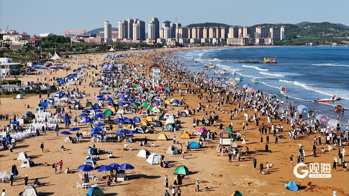 华表奖颁奖活动进一步提升青岛吸引力，“五一”假期金沙滩海水浴场迎来大客流，众多市民游客深度打卡。 梁 超 摄