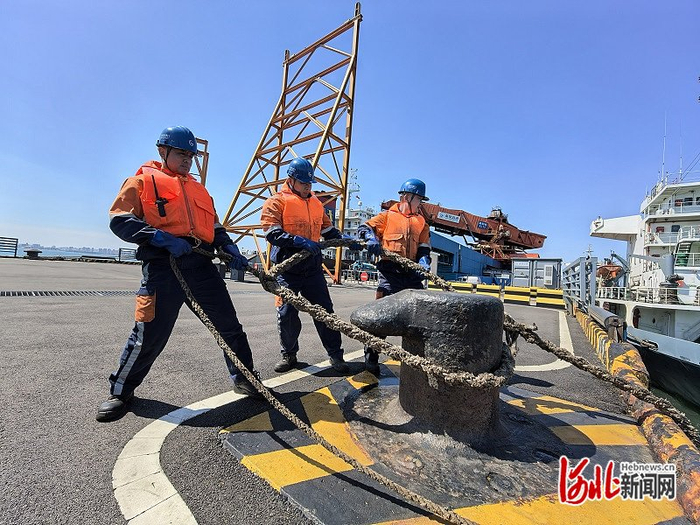 5月1日，河北港口集团秦港股份综合服务开发中心船舶带缆队乙二班班长刘涛（左一）和同事正在带缆作业。 河北日报记者 张辉摄