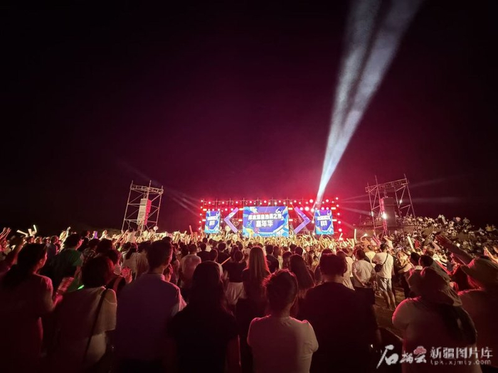 5月1日晚，库木塔格沙漠风景名胜区热闹的活动现场。木尼然·吾斯曼摄