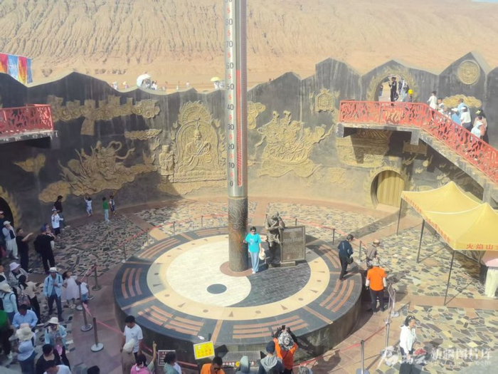 游客在火焰山景区拍照打卡。翁泽民摄