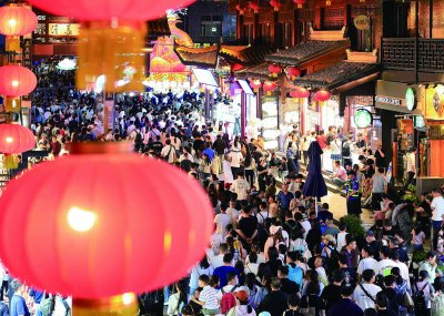 5月1日，游人在南京夫子庙景区游览。“五一”假期里，各地假日文旅市场活跃，越夜越精彩。 新华社发（苏阳摄）