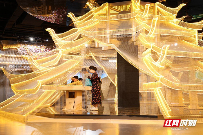 众多市民游客涌入园区，感受非遗的独特生命力。