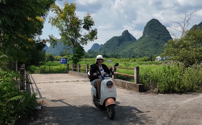 Rita乘坐电动车驰骋在广西桂林阳朔的山间小径。受访者供图