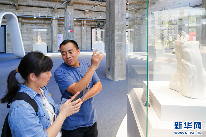   5月2日，中国白·德化瓷艺术展上，游客在观赏德化白瓷作品。新华网 肖和勇 摄