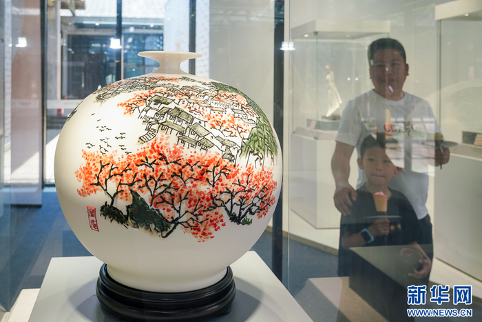   5月2日，中国白·德化瓷艺术展上，游客带着孩子一起观展，感受德化白瓷的文化魅力。新华网 肖和勇 摄