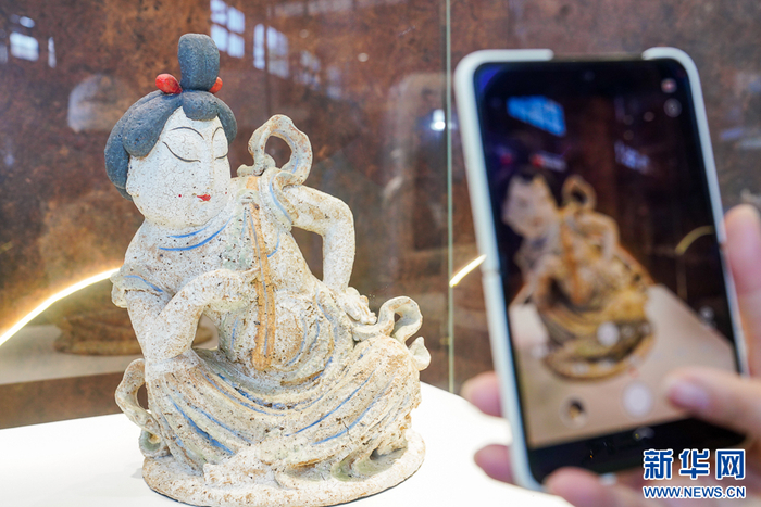   5月2日，中国白·德化瓷艺术展上，游客用手机拍摄参展作品。新华网 肖和勇 摄