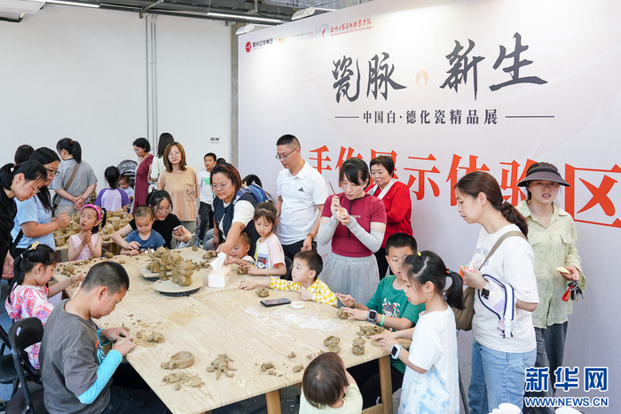   5月2日，在泉州工艺美术职业学院展区内，游客体验陶艺制作技艺。新华网 肖和勇 摄