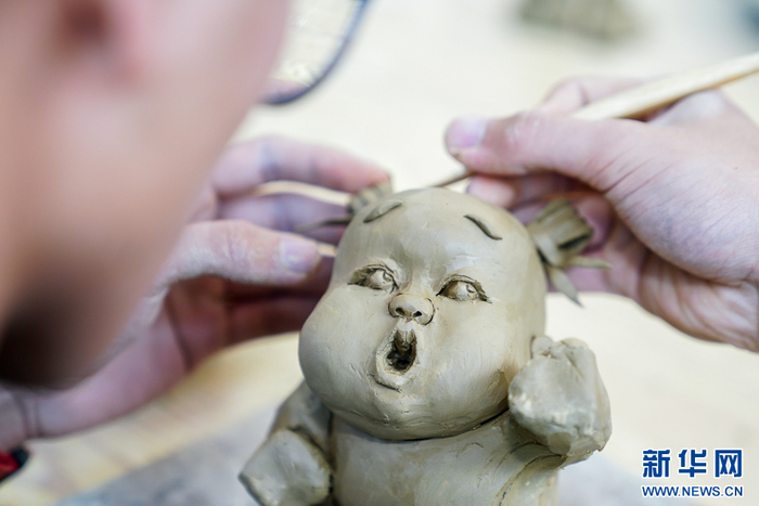   5月2日，在泉州工艺美术职业学院展区内，陶艺师展示雕塑制作技艺。新华网 肖和勇 摄