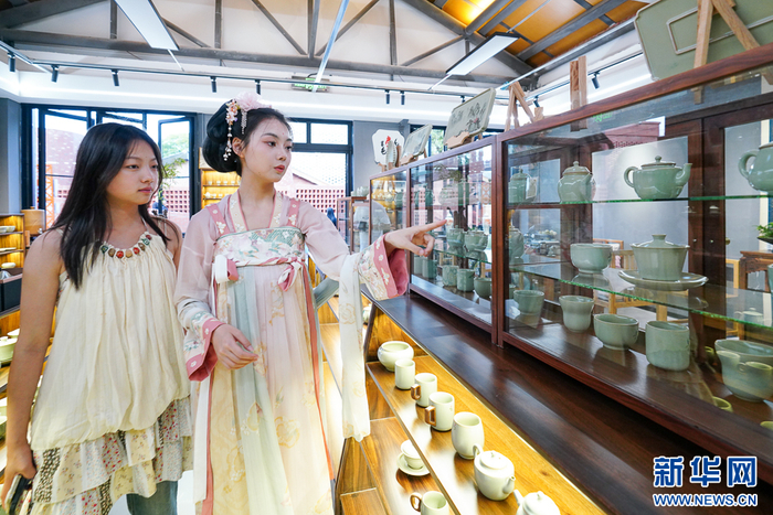   5月2日，红旗坊·文旅产业园商店内，游客在观赏、挑选特色茶具。新华网 肖和勇 摄