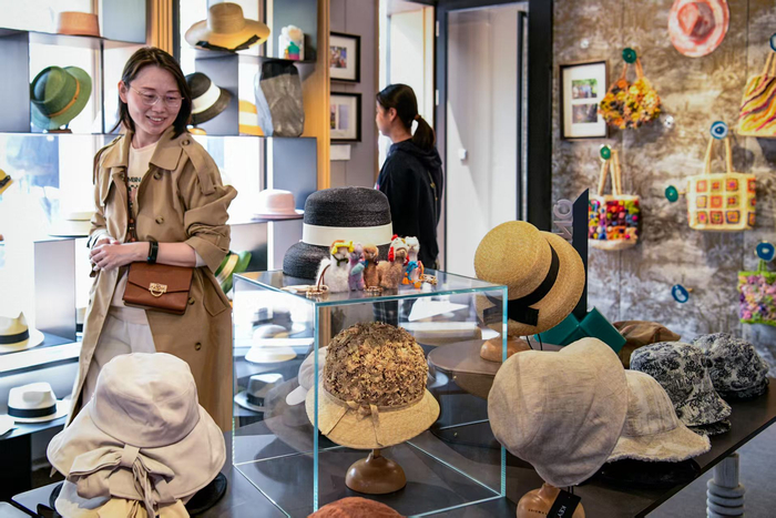 花式帽子让顾客“挑花眼”。劳动报记者颜筱依 摄影