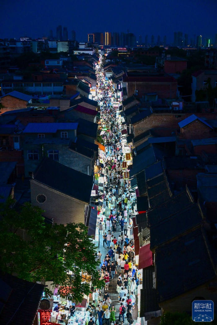 5月1日，河南省洛阳市老城区丽景门游人如织。新华社发（李卫超摄）