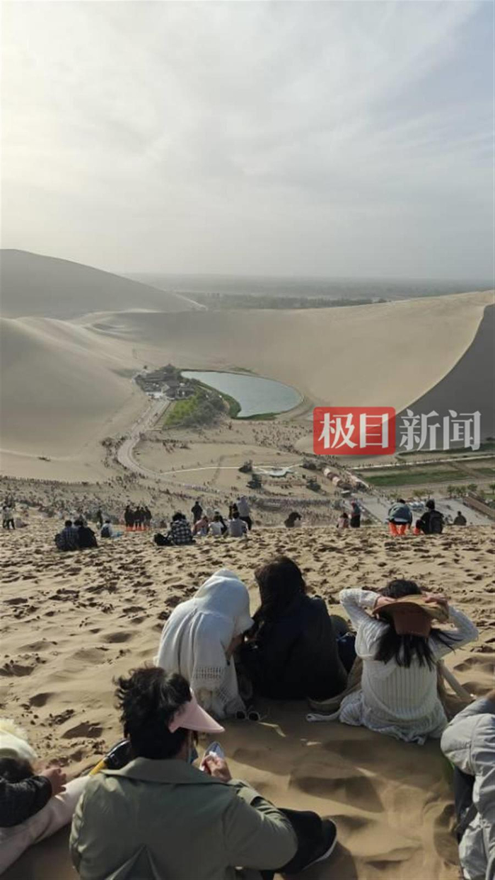 记者登顶鸣沙山