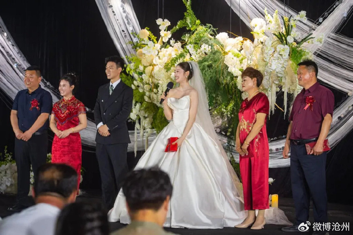 5月1日，沧州一对新人在结婚仪式上，不忘推介家乡，向远道而来的宾客介绍家乡美食“火锅鸡”摄影 傅新春