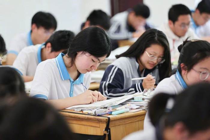 江苏连云港，高三毕业班的学生在教室内复习备考。图/视觉中国