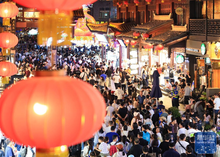  5月1日，游人在南京夫子庙景区游览。新华社发（苏阳摄）