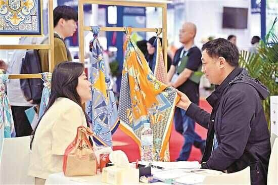 ■服装和纺织品是广交会上深受客商欢迎的商品类别。