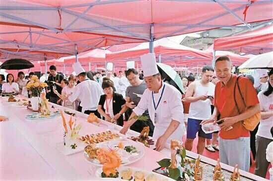 参赛大厨在展示自己的作品。