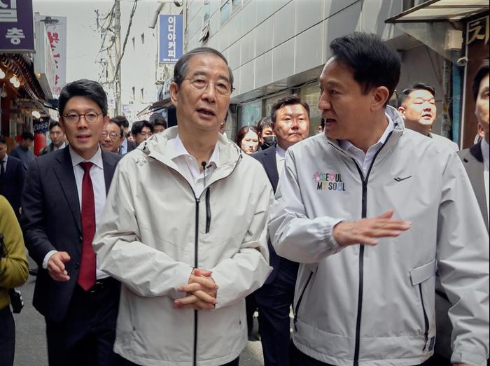 ▲当地时间5月2日,韩国首尔,前总理韩德洙在一处社区公用住房设施参观 图据视觉中国