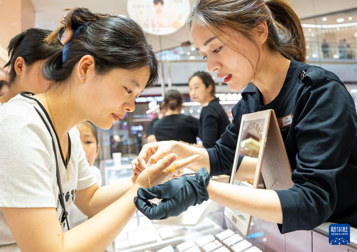 5月3日，江苏省南通市通州区金新街道一大型商场内，顾客选购黄金饰品。