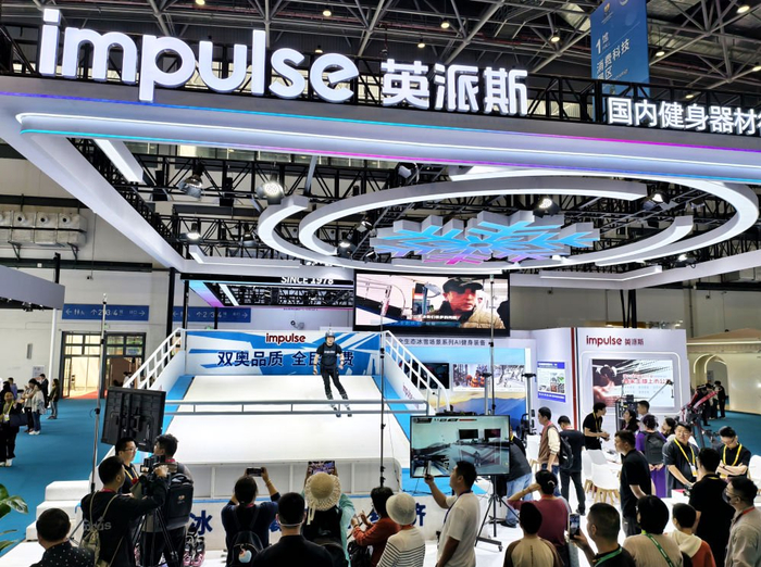 　　参观者在海南国际会展中心举行的消博会上观看一款智能滑雪机演示（2025年4月13日摄）。 新华社发（薛杰摄）