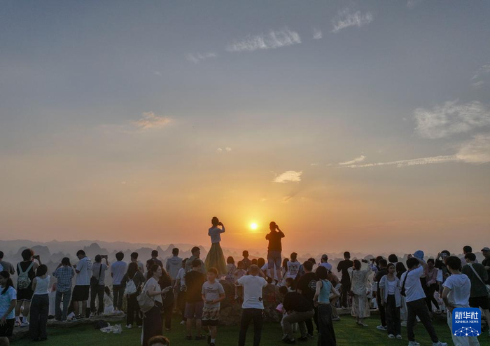 5月2日，游人在广西桂林市阳朔县葡萄镇杨梅岭村夕阳山上观光（无人机照片）。