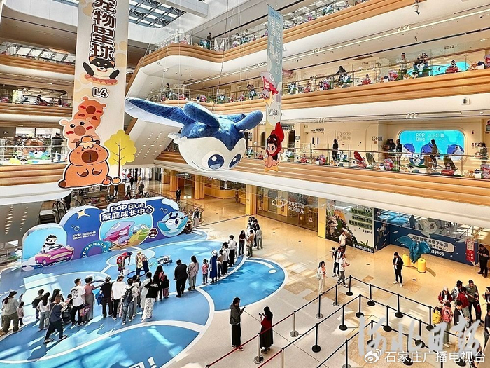 5月1日，雄安商务服务中心寻环XLOOP集中商业楼内，前来体验打卡的游客络绎不绝。河北日报记者郝金钰摄