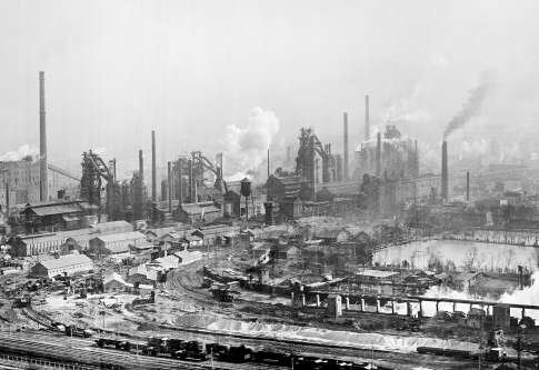 1973年，老首钢厂区烟囱林立，浓烟滚滚。王振民摄