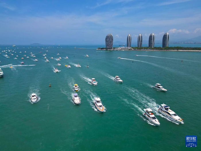 5月3日，大批游艇在海南省三亚湾凤凰岛附近的海面上。