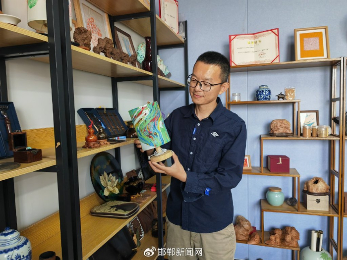 图为返乡创业人员王树泉在“雄业创新坊”办公室内展示文创产品。雄安媒体中心 李连成 摄