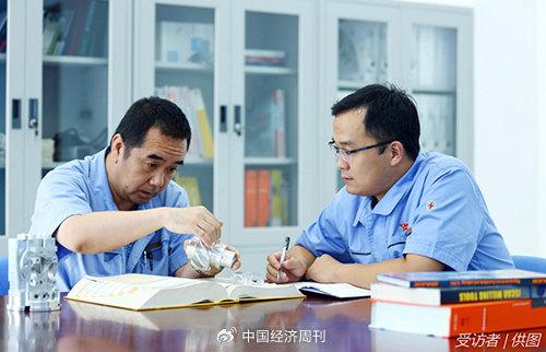 孙长胜和钱卫中探讨工作受访者|供图