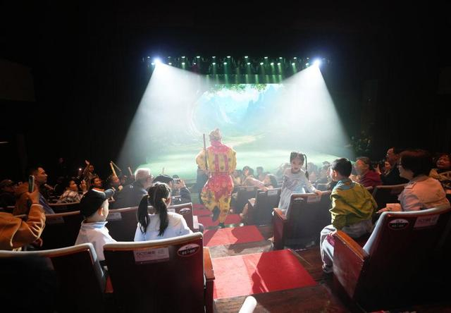 5月2日，在沈阳盛京大剧院，观众们观看演出。新华社记者 李钢 摄