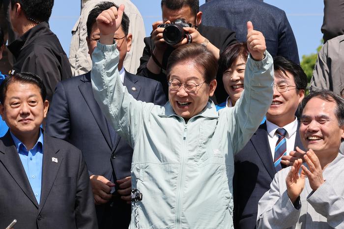 ▲当地时间5月4日,韩国总统候选人李在明一行参加了在庆尚北道进行的韩国儒士文化节 图据视觉中国